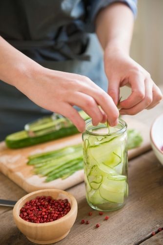 ‘Quick pickle’ van komkommer, radijsjes en wortel - stap 2 