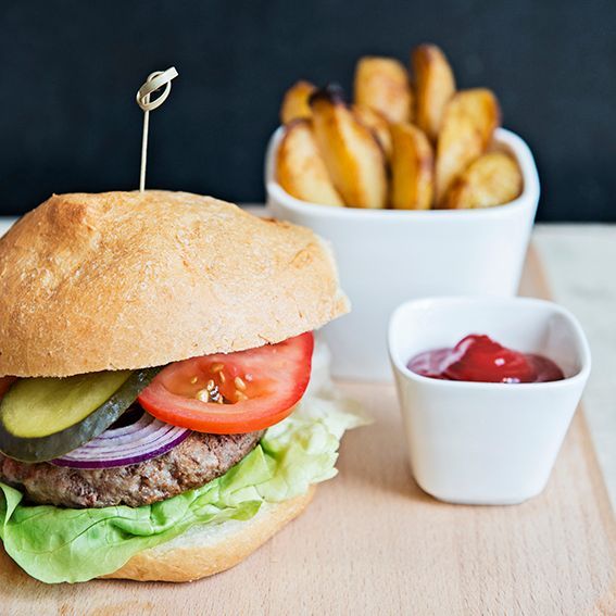essence Gevestigde theorie Misverstand Amerikaanse hamburger met aardappelwedges