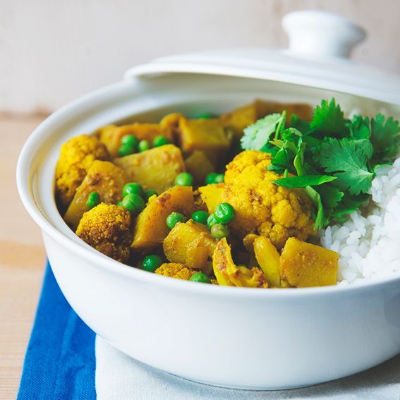 Indiase curry met aardappelen en bloemkool aloo gobi