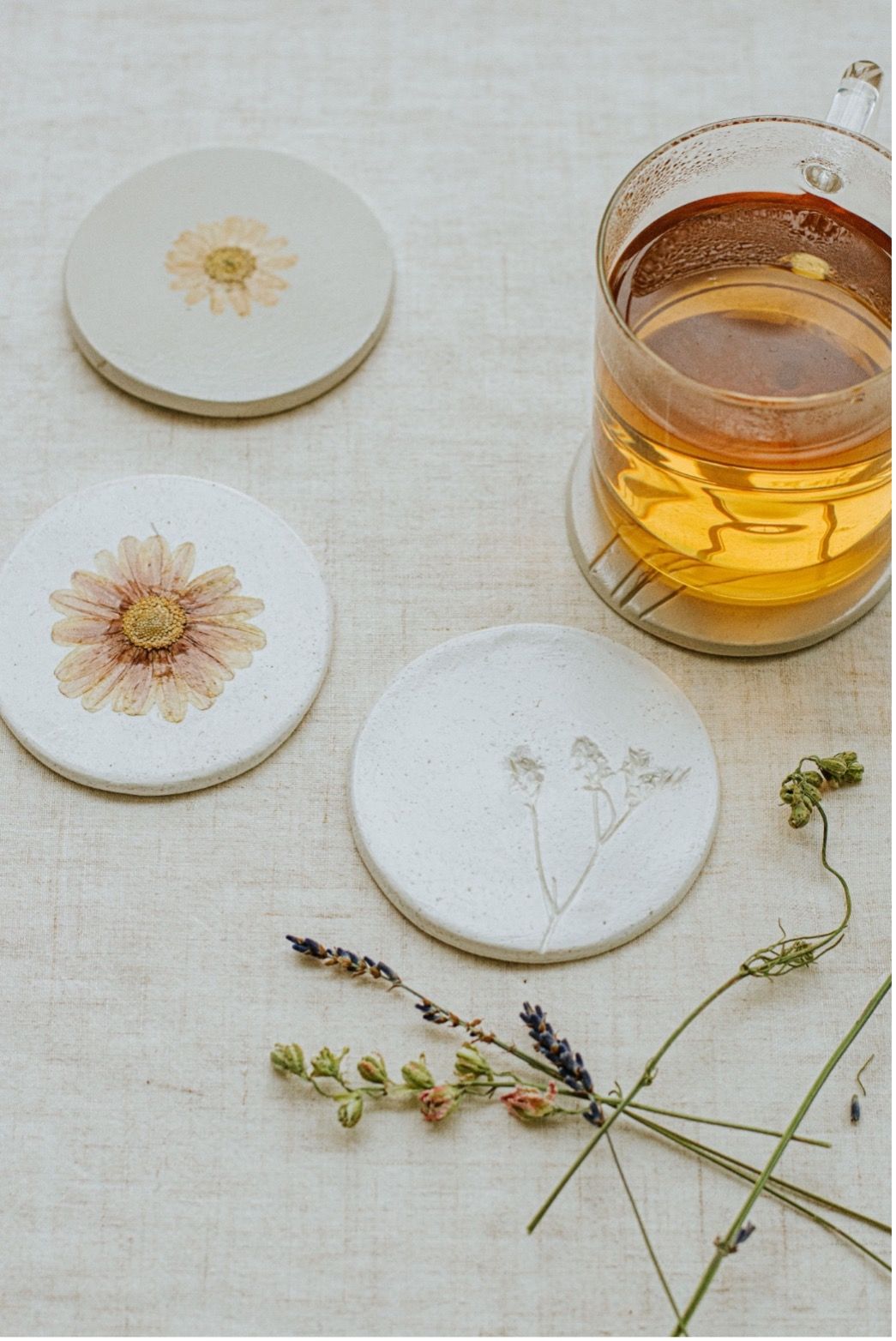 DIY : Dessous de verre en argile ornés fleurs séchées | Dille & Kamille