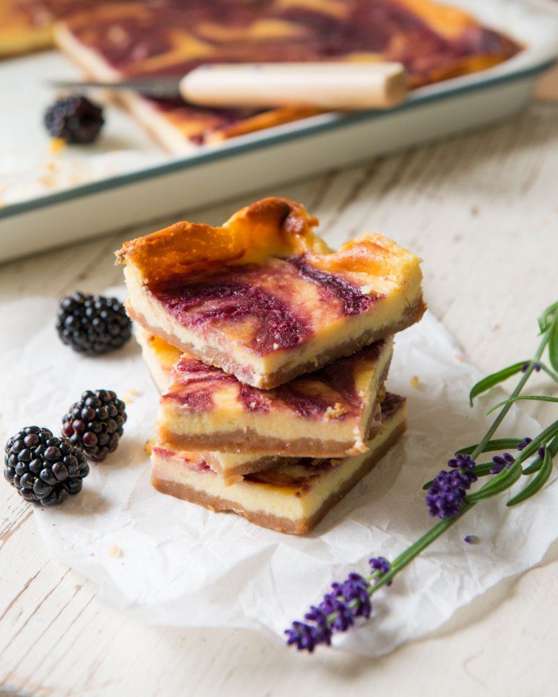 Cheesecakebars met braambessen en lavendel