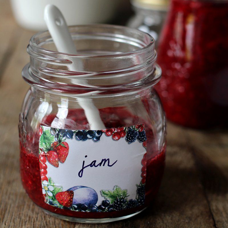 Jam van rood zomerfruit