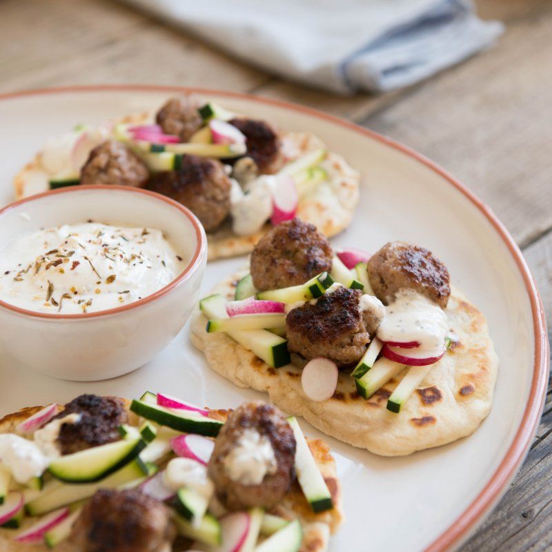 Platbrood met lamsgehaktballetjes en labneh