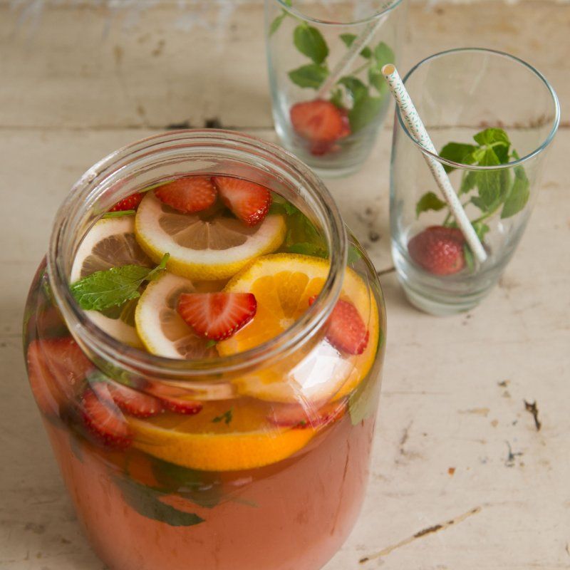 Punch met aardbeien, munt en citrus