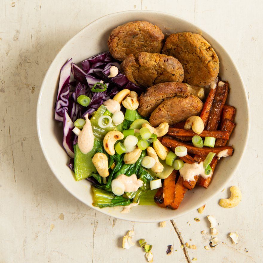 Regenboogsalade met falafel en pindadressing