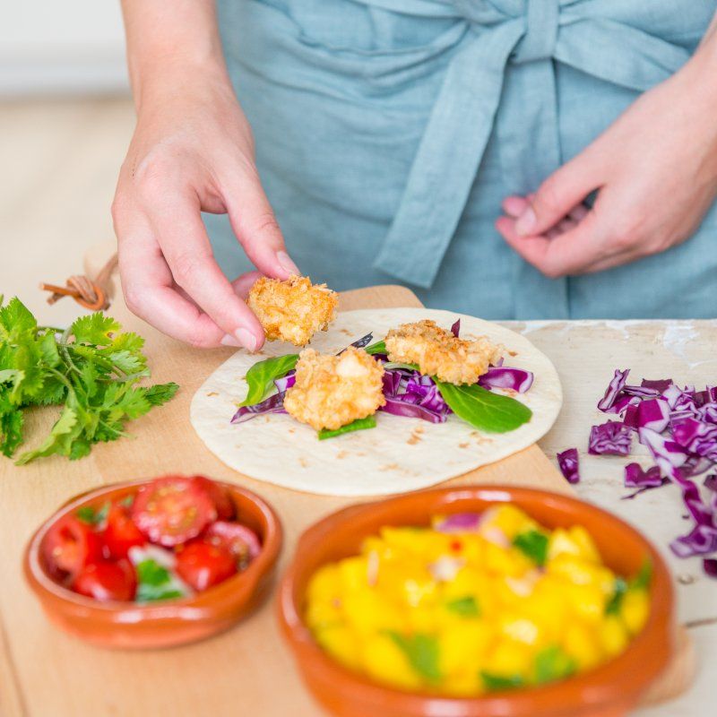 Vistaco’s met avocadocrème en tomaten- en mangosalsa - stap 6