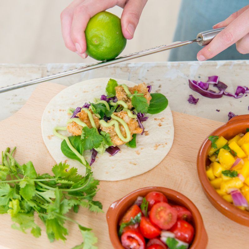 Vistaco’s met avocadocrème en tomaten- en mangosalsa - stap 7
