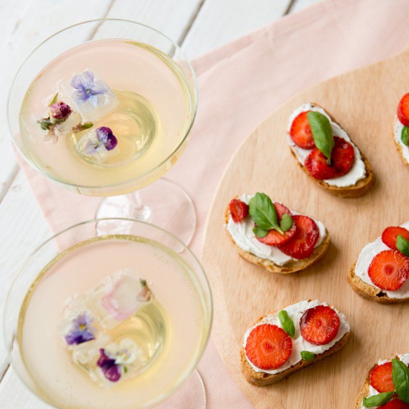 Zomerse cocktail en bruschetta met aardbeien