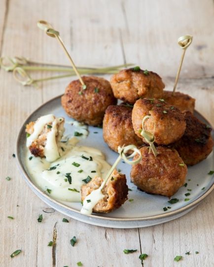 Balletjes van kippengehakt met dragonroomsaus