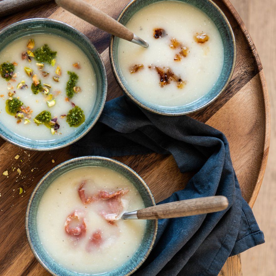 knolselderijsoep met verschillende toppings