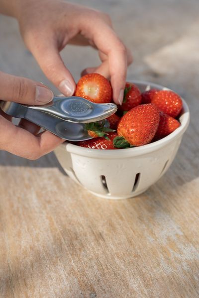 Strawberry huller with teeth, stainless steel              