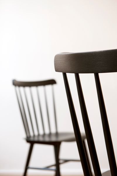  Chaise 35, hêtre, massif laqué noir