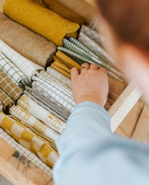 Tea towel, organic cotton, light yellow chequered, 50 x 70 cm         