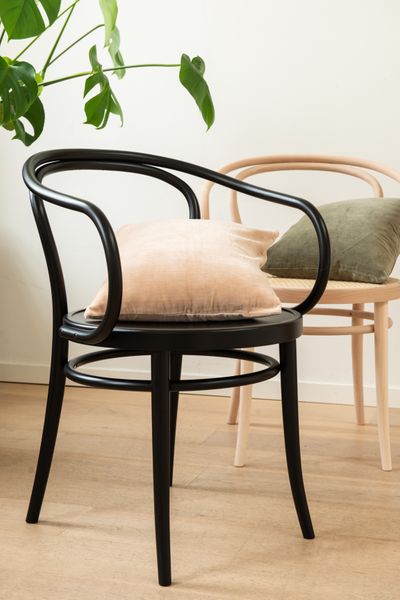 Stoel 30, beukenhout, zwart gelakt, houten zitting