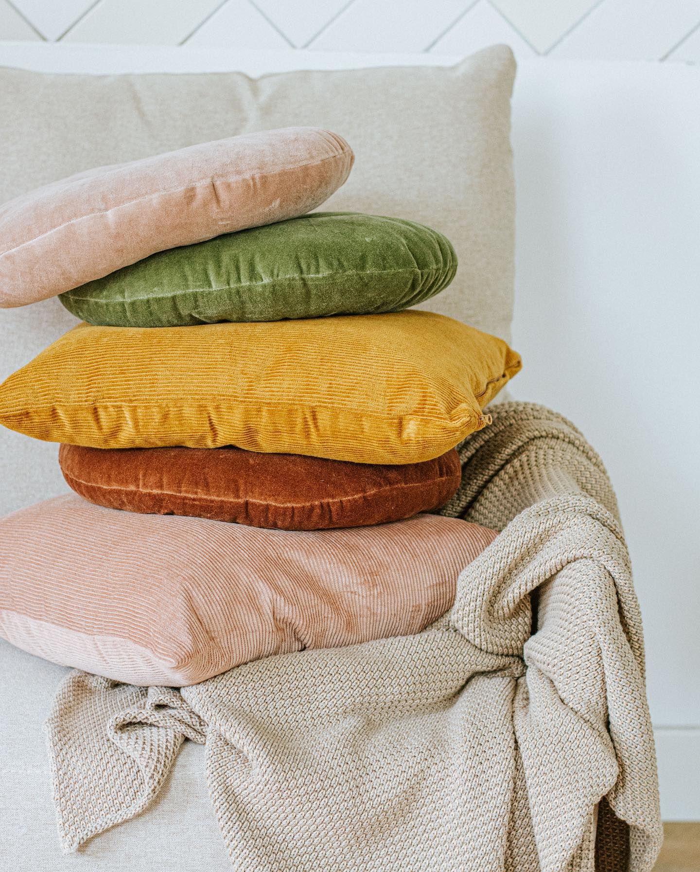 Pink round velvet clearance cushion