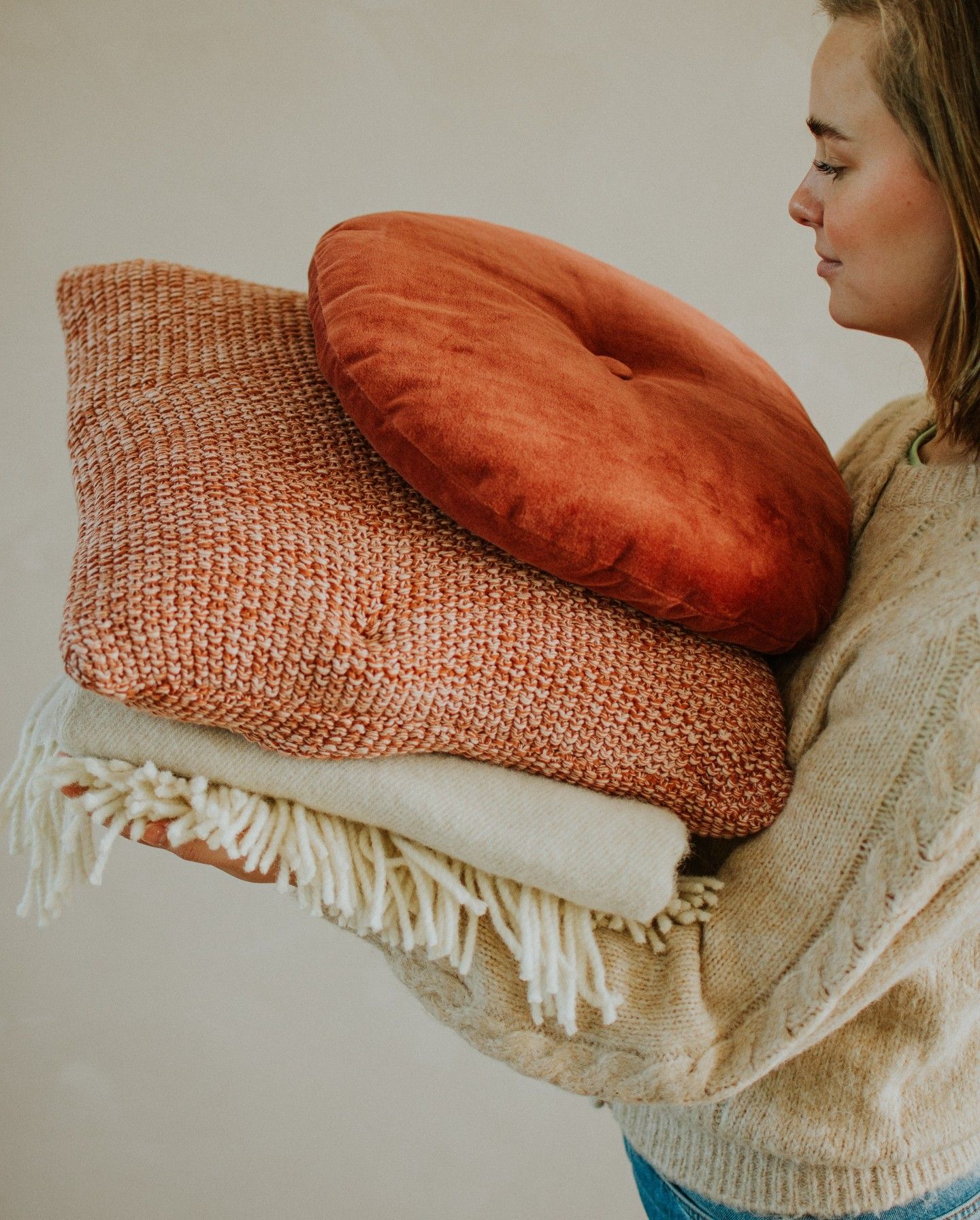 Round velvet outlet cushion