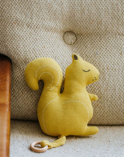 Spieluhr Eichhörnchen, gestrickt, Baumwolle, gelb