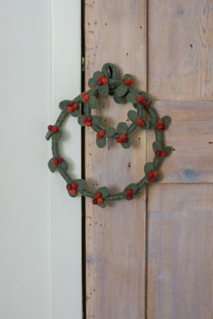 Kerstkrans, groen met rode besjes, vilt, 24 cm