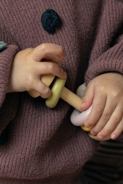 Rammelaar staaf met ringen, hout