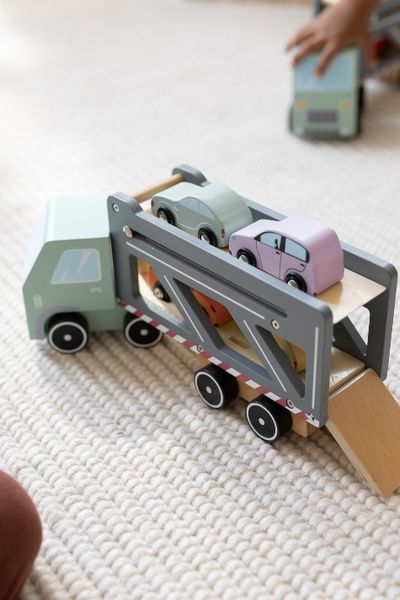 Vrachtwagen met oplegger, hout