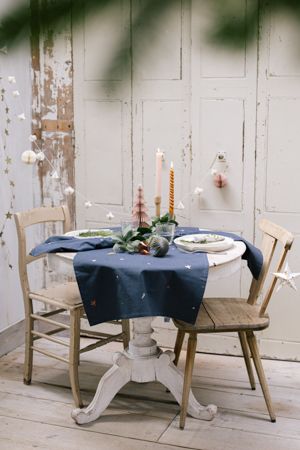Chemin de table, coton bio GOTS, bleu foncé, motif brodé, Noël, 50 x 150 cm