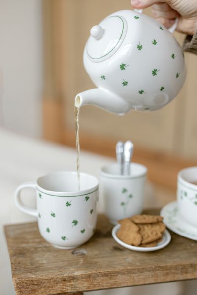 Organically-shaped, porcelain, tea mug with clover motif, Ø 9 cm