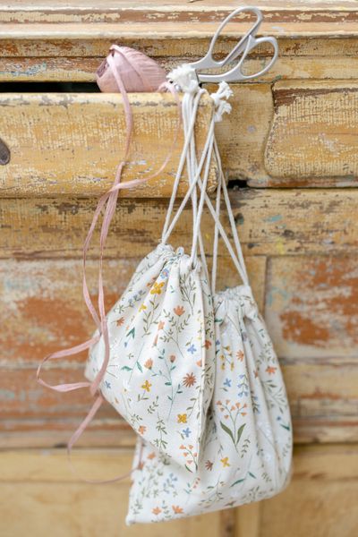 Organic cotton gift bag with a wildflower motif, 24 x 29 cm