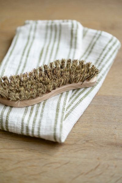 Brosse, forme S, bois de hêtre, fibres tampico et bassine Brosse, forme S, bois de hêtre, fibres tampico et bassine