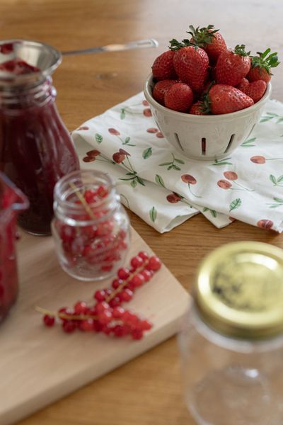 Organic cotton tea towel with cherry motif, 50 x 70 cm