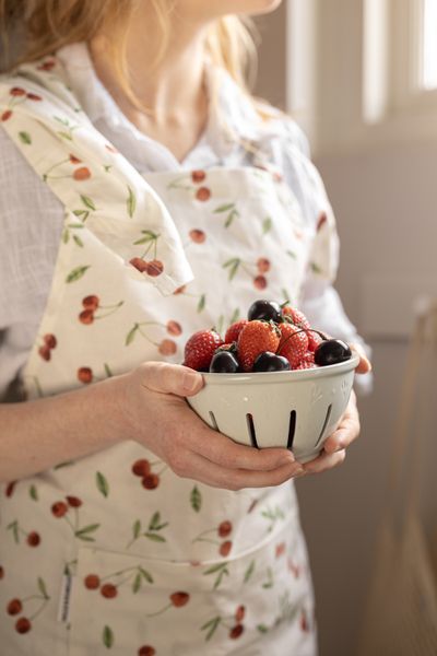 Organic cotton apron with cherry motif, 85 x 90 cm