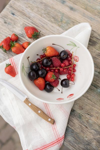 Earthenware fruit drip tray with cherry motif, Ø 20 cm