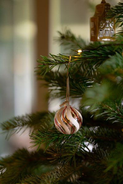 Red and white glass Christmas bauble with twisted stripes, Ø 5 cm