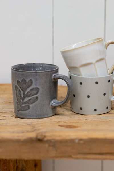 Dark-grey stoneware mug with leaf motif and reactive glaze, Ø 10 cm