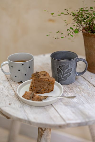 Dark-grey stoneware mug with leaf motif and reactive glaze, Ø 10 cm