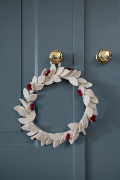 White felt Christmas wreath with leaves and berries, Ø approx. 24 cm