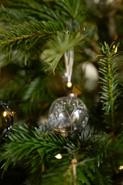 Small glass Christmas bauble with engraved twigs, Ø 5 cm