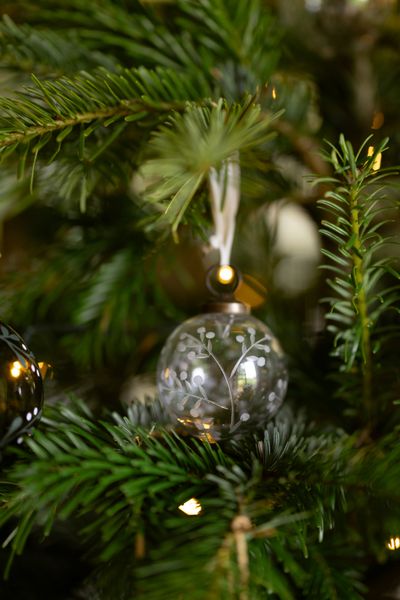 Small glass Christmas bauble with engraved twigs, Ø 5 cm Small glass Christmas bauble with engraved twigs, Ø 5 cm