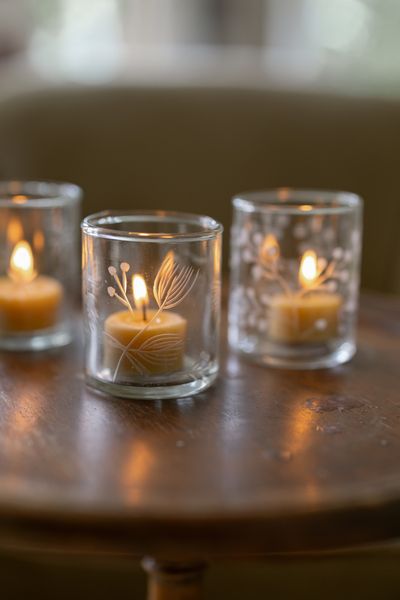 Glass tealight holder with engraved twigs