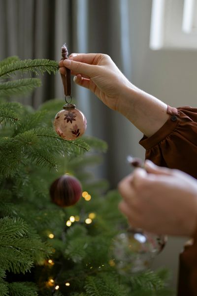 Kerstbal, handbeschilderd glas, rozerood, klein