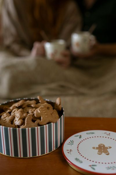 Biscuit tin, air-tight, filled with gingerbread men, speculaas, Ø 17 x 7 cm