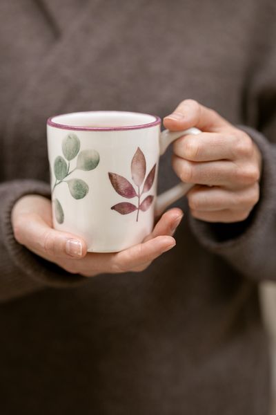 Earthenware mug with leaf motif, Ø 9 cm