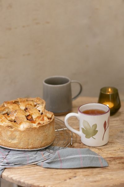 Earthenware mug with leaf motif, Ø 9 cm