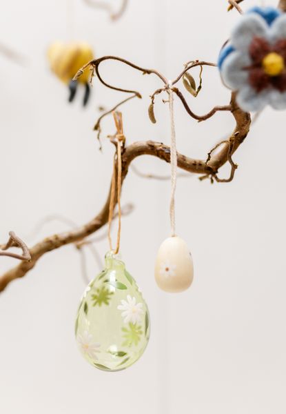 Glazen hanger, ei, madeliefjes, groen