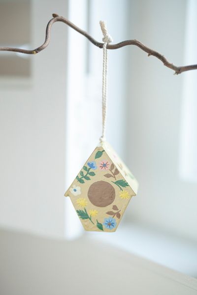 Hanger, vogelhuisje, papier maché, bloemen Hanger, vogelhuisje, papier maché, bloemen