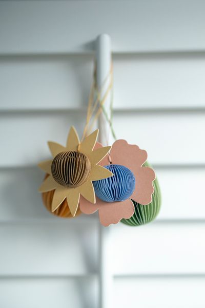 Suspension, tournesol, papier, alvéolé, jaune Suspension, tournesol, papier, alvéolé, jaune