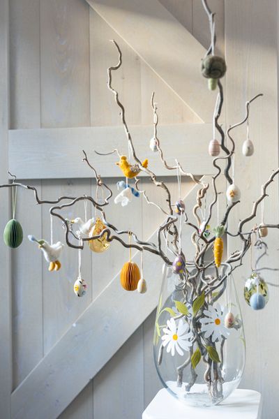 Paashanger kip, vilt, geel Paashanger kip, vilt, geel