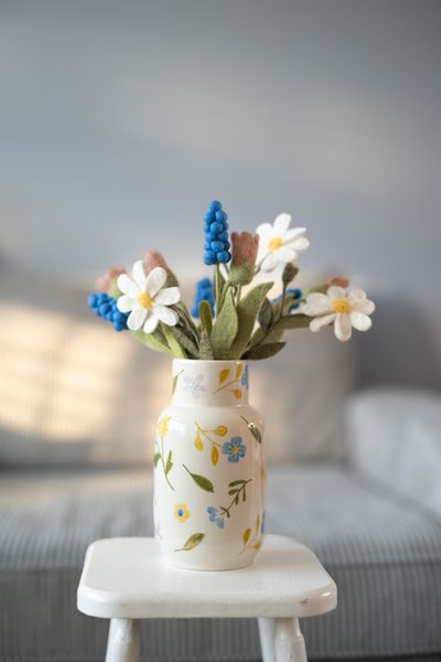 Vaasje, steengoed, bloemen, Ø 11 cm x 20 cm Vaasje, steengoed, bloemen, Ø 11 cm x 20 cm