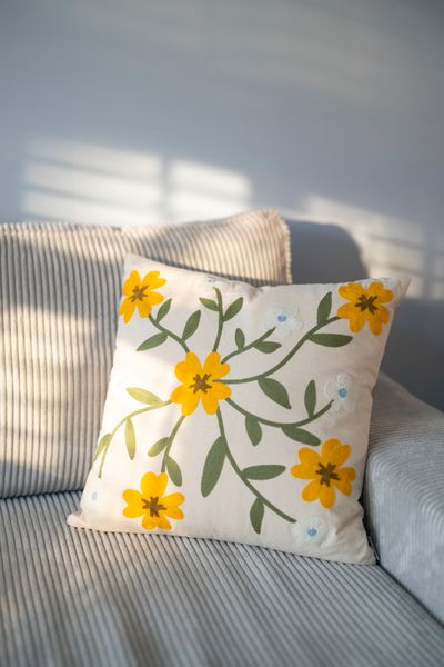 Coussin orné de fleurs brodées, coton bio, blanc cassé, 50 x 50 cm