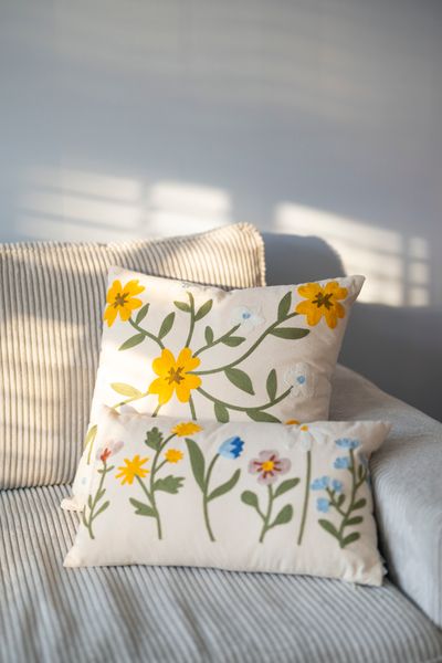 Coussin orné de fleurs brodées, coton bio, blanc cassé, 50 x 50 cm