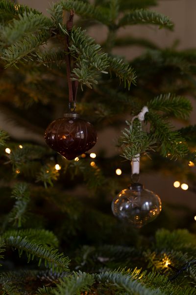 Kerstbal, ui-vorm gegraveerd met sterren, glas